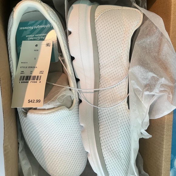 NWT SKETCHERS WHITE SIZE 9 - Picture 5 of 5